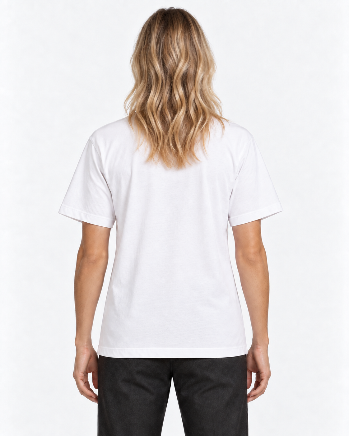 Unisex Λευκή Μπλούζα Με Μαύρη Διαγώνια Ρίγα 4 Πίσω όψη ξανθιάς με λευκό μπλουζάκι